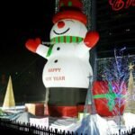 8 Meters Inflatable Christmas Snowman Decoration Custom Made Snow Man Hugging Gesture For X-mas Toy Use