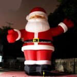 8 Meters Height Inflatable X-mas Santa Claus Displaying Toy Customized Christmas Old Man Welcome Gesture For Entrance Decoration