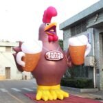 Personalized 16 Feet Height Giant Inflatable Rooster 5m Cock With Beer Outdoor Chicken Decoration Toys