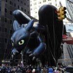 Customized 3m 5m 7m Width Giant Inflatable Toothless Dragon With Wings Flying Large Animal Cartoon Lugia Toys